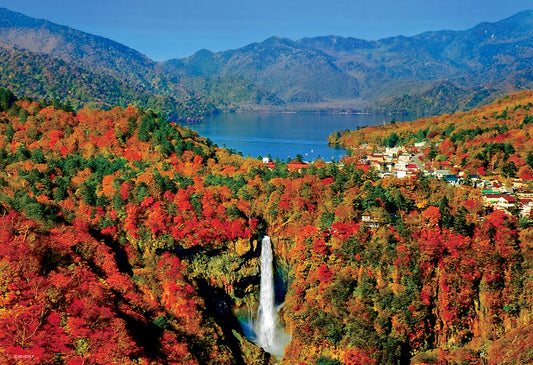 煌めく紅葉と華厳の滝